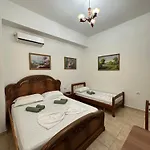 Hostel Hanna's Μπεράτ