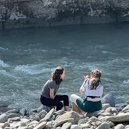 Hanna's بيت شباب بيرات